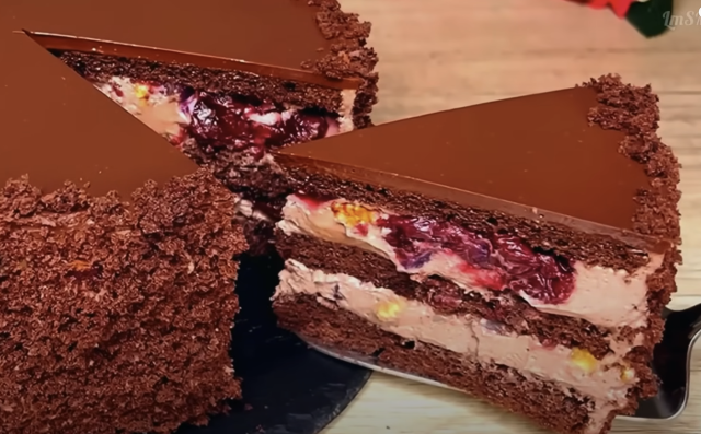 Čokoládový dort s třešněmi a oříškovým krémem – recept na luxusní slavnostní dezert Čokoládový dort s třešněmi a oříškovým krémem – recept na luxusní slavnostní dezert