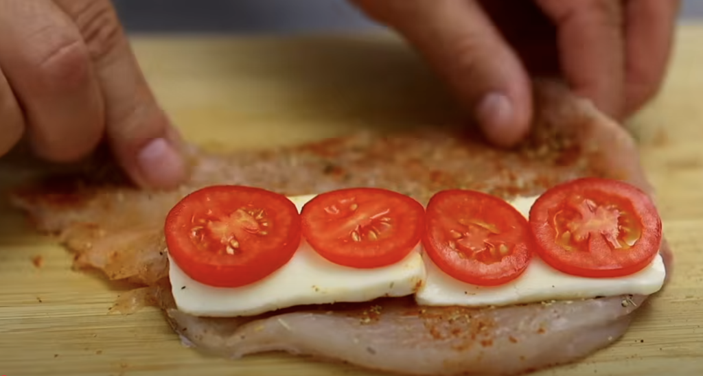 Kuřecí prso v pergamenu s mozzarellou a rajčaty - šťavnatý a voňavý pokrm