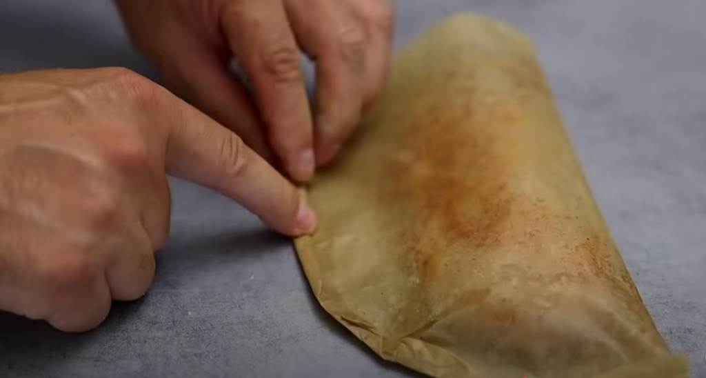 Kuřecí prso v pergamenu s mozzarellou a rajčaty - šťavnatý a voňavý pokrm