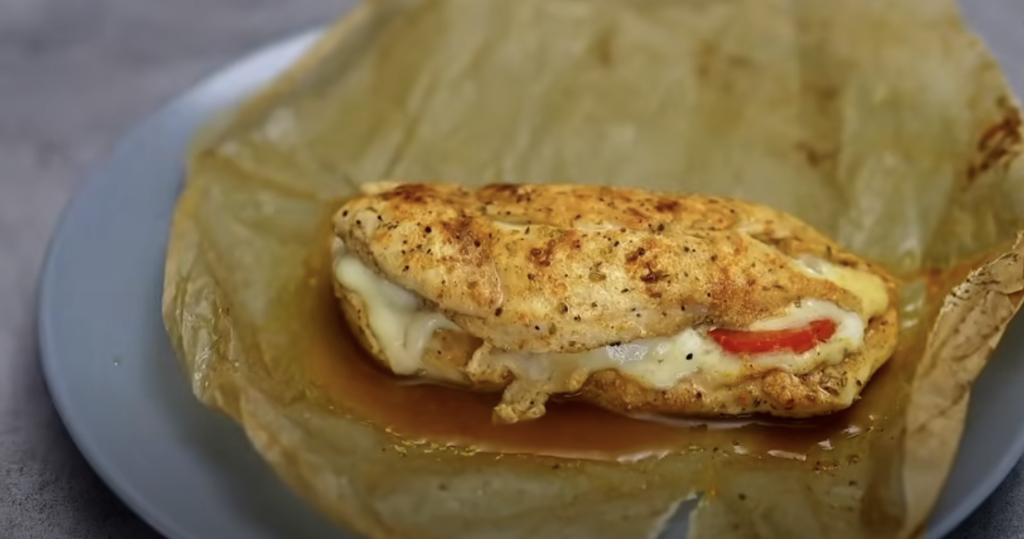 Kuřecí prso v pergamenu s mozzarellou a rajčaty - šťavnatý a voňavý pokrm