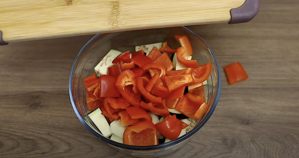 Vydatný a voňavý salát z pečeného lilku a červené papriky – jednoduchá lahůdka plná chuti