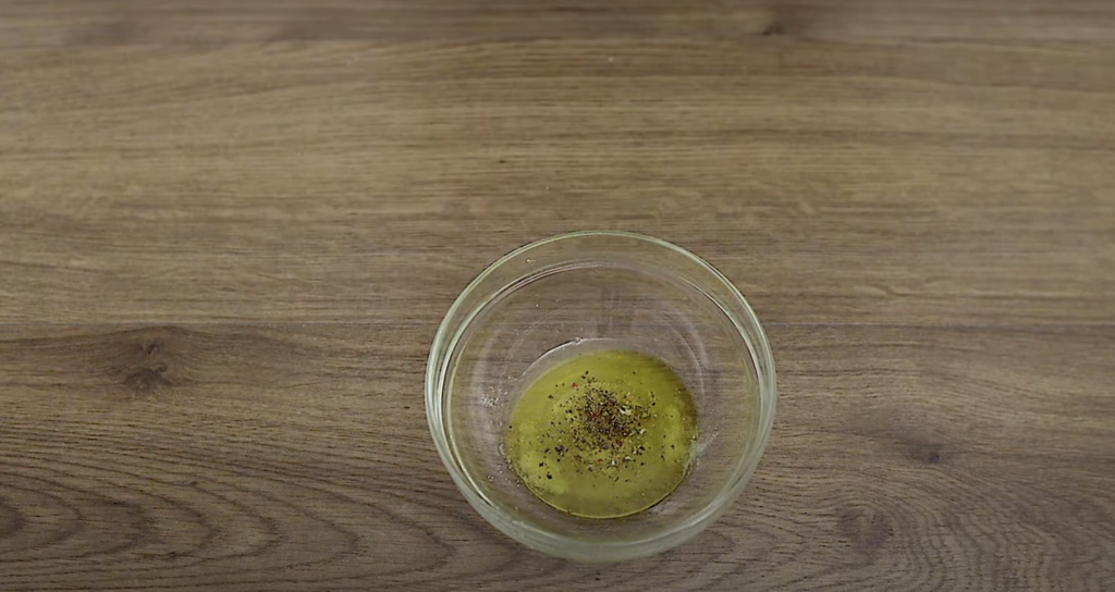 Vydatný a voňavý salát z pečeného lilku a červené papriky – jednoduchá lahůdka plná chuti