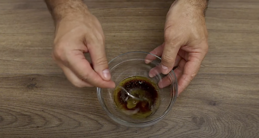 Vydatný a voňavý salát z pečeného lilku a červené papriky – jednoduchá lahůdka plná chuti