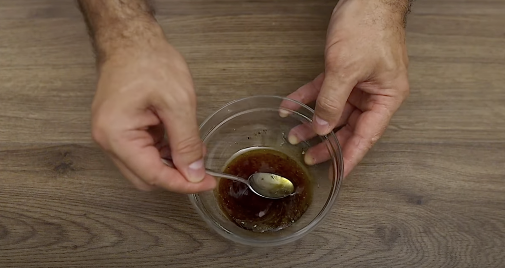 Vydatný a voňavý salát z pečeného lilku a červené papriky – jednoduchá lahůdka plná chuti