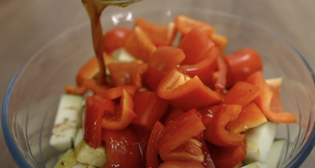 Vydatný a voňavý salát z pečeného lilku a červené papriky – jednoduchá lahůdka plná chuti