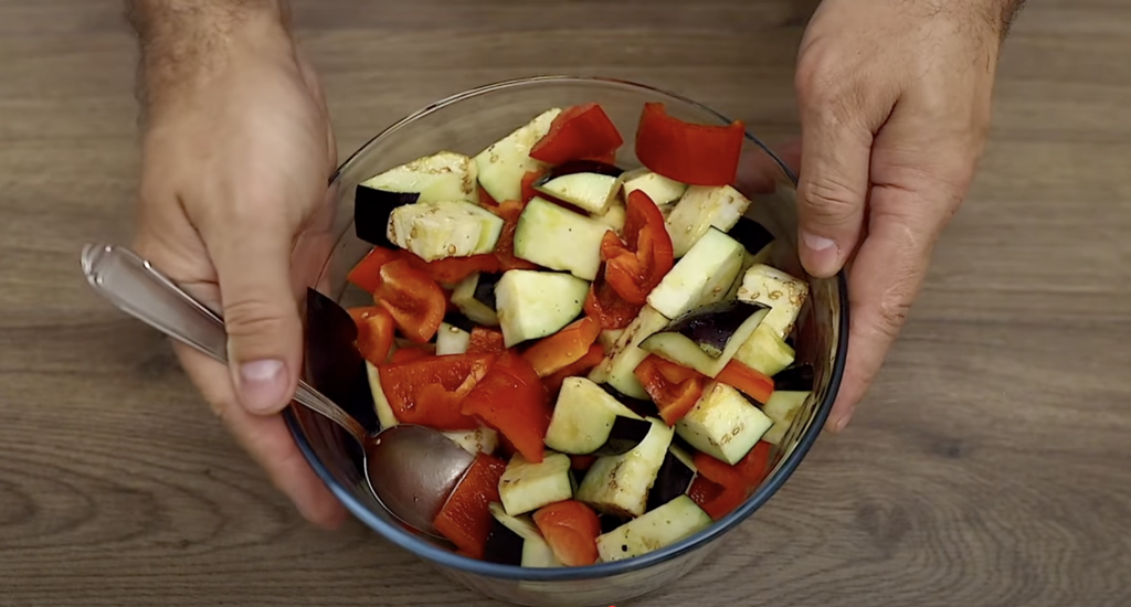 Vydatný a voňavý salát z pečeného lilku a červené papriky – jednoduchá lahůdka plná chuti