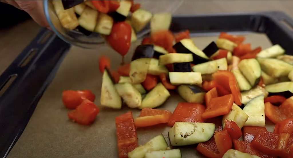 Vydatný a voňavý salát z pečeného lilku a červené papriky – jednoduchá lahůdka plná chuti