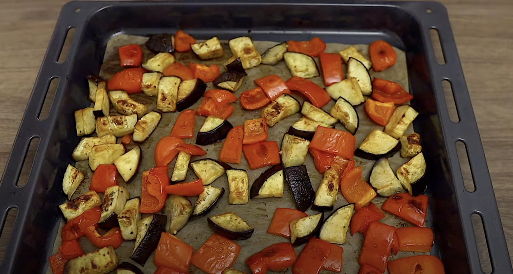 Vydatný a voňavý salát z pečeného lilku a červené papriky – jednoduchá lahůdka plná chuti