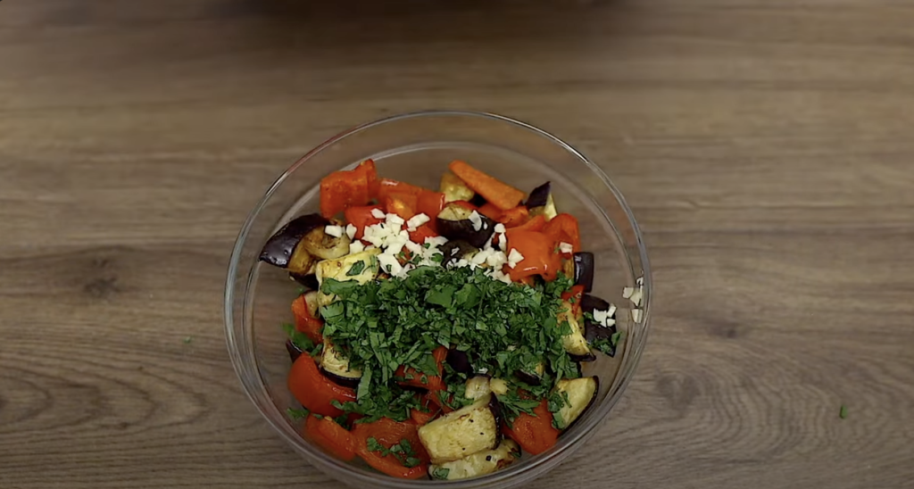 Vydatný a voňavý salát z pečeného lilku a červené papriky – jednoduchá lahůdka plná chuti