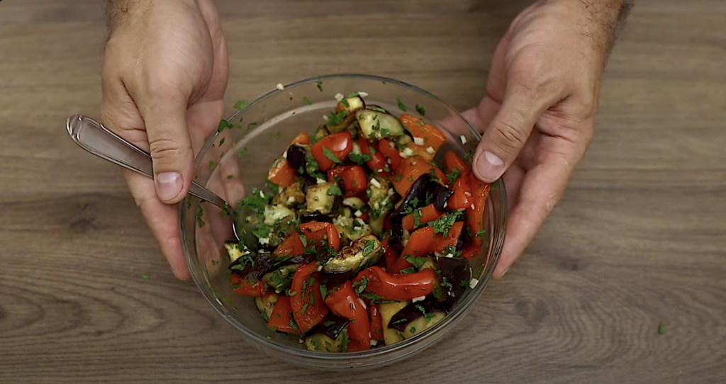 Vydatný a voňavý salát z pečeného lilku a červené papriky – jednoduchá lahůdka plná chuti