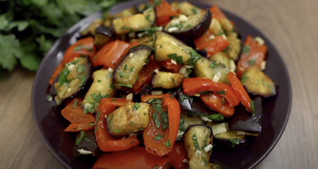 Vydatný a voňavý salát z pečeného lilku a červené papriky – jednoduchá lahůdka plná chuti