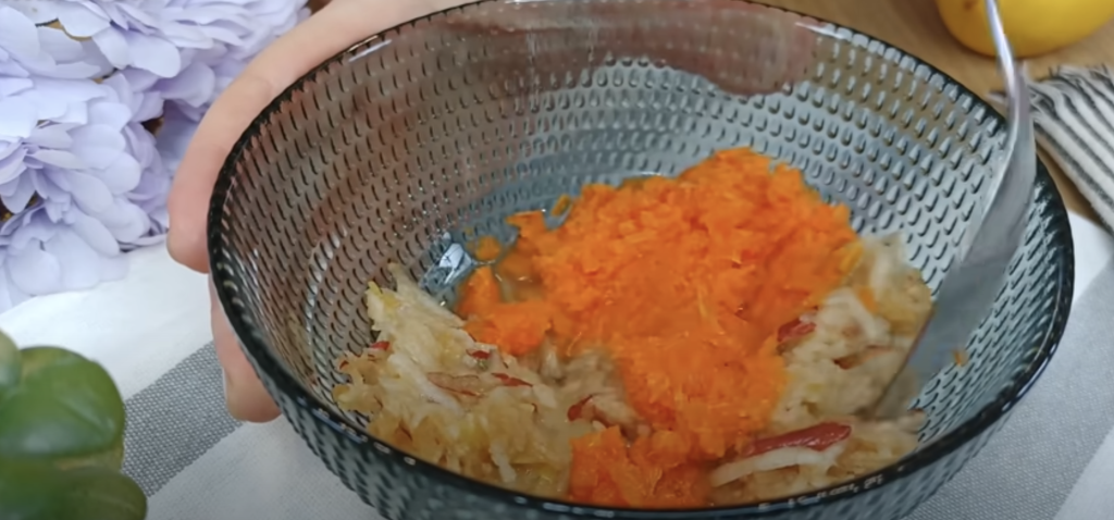 Citrónovo-tvarohový dort s ovesným korpusem, jablky, mrkví a ořechy - lehký a svěží 