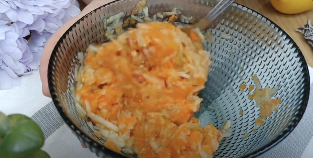 Citrónovo-tvarohový dort s ovesným korpusem, jablky, mrkví a ořechy - lehký a svěží 