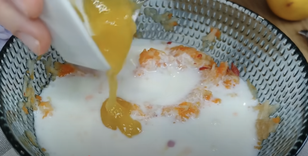 Citrónovo-tvarohový dort s ovesným korpusem, jablky, mrkví a ořechy - lehký a svěží 