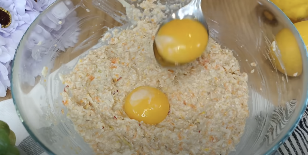 Citrónovo-tvarohový dort s ovesným korpusem, jablky, mrkví a ořechy - lehký a svěží 