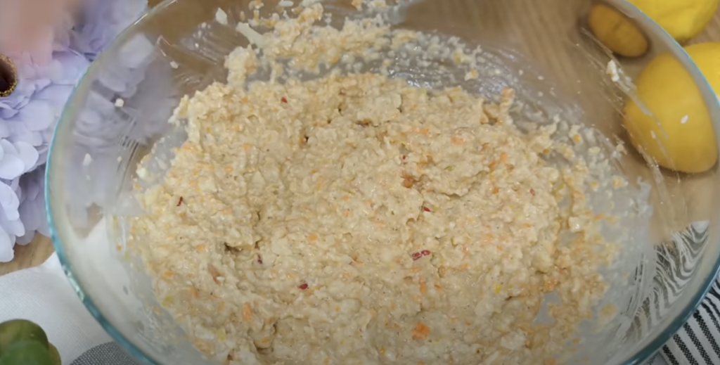 Citrónovo-tvarohový dort s ovesným korpusem, jablky, mrkví a ořechy - lehký a svěží 