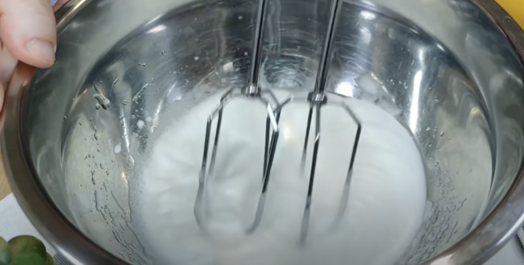 Citrónovo-tvarohový dort s ovesným korpusem, jablky, mrkví a ořechy - lehký a svěží 