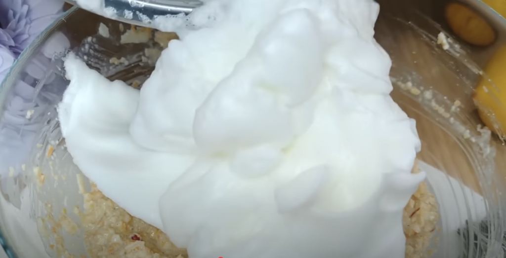 Citrónovo-tvarohový dort s ovesným korpusem, jablky, mrkví a ořechy - lehký a svěží 