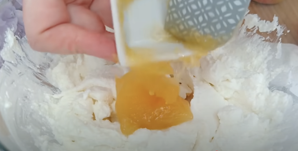 Citrónovo-tvarohový dort s ovesným korpusem, jablky, mrkví a ořechy - lehký a svěží 