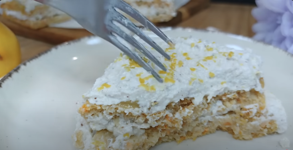 Citrónovo-tvarohový dort s ovesným korpusem, jablky, mrkví a ořechy - lehký a svěží 