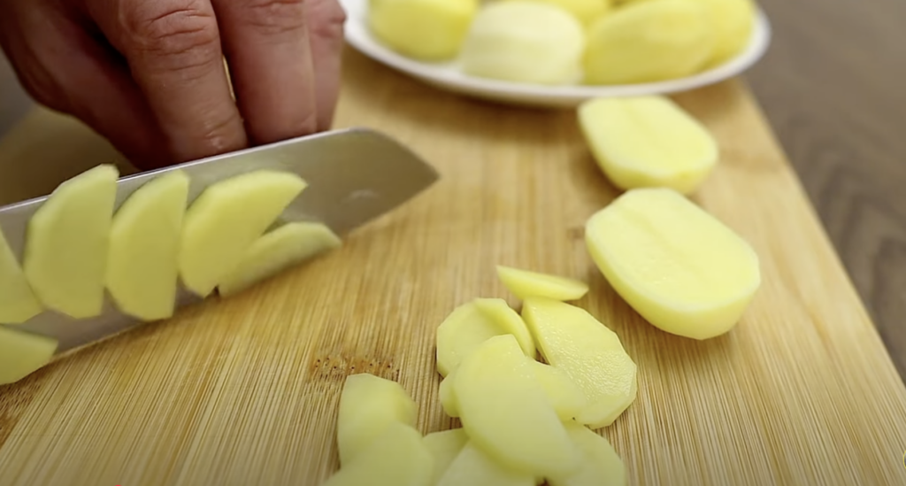 Smažené brambory s kabanosem, cibulí a voňavým koprem - jednoduchý recept na rychlý oběd nebo večeři