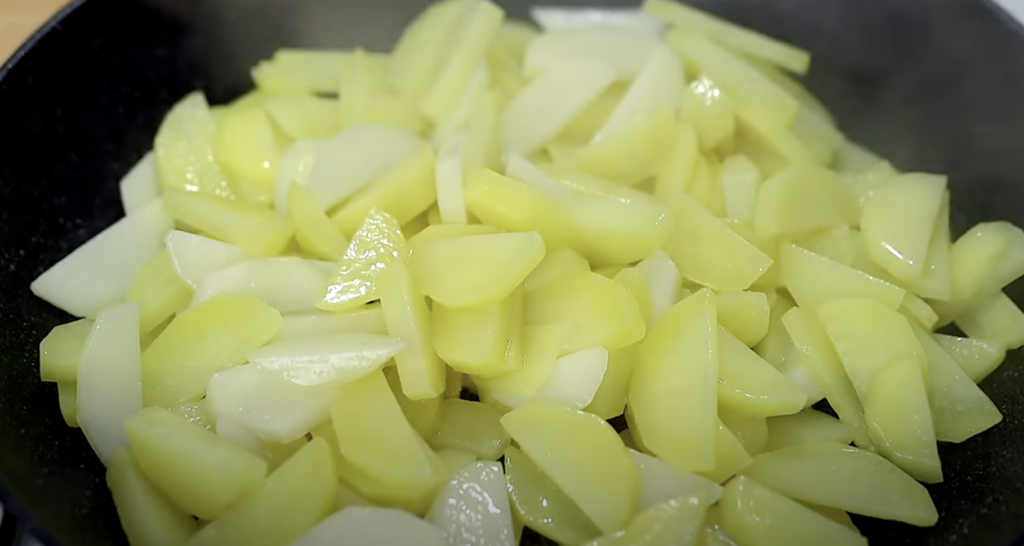 Smažené brambory s kabanosem, cibulí a voňavým koprem - jednoduchý recept na rychlý oběd nebo večeři