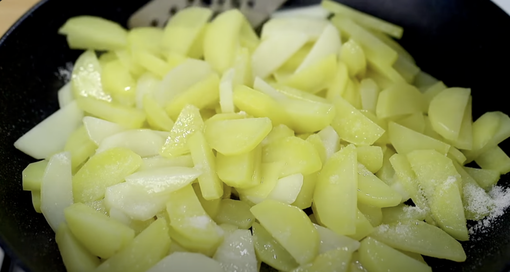 Smažené brambory s kabanosem, cibulí a voňavým koprem - jednoduchý recept na rychlý oběd nebo večeři