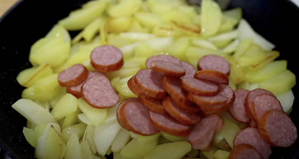 Smažené brambory s kabanosem, cibulí a voňavým koprem - jednoduchý recept na rychlý oběd nebo večeři