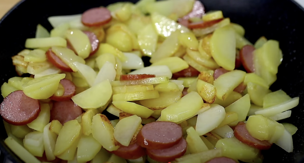 Smažené brambory s kabanosem, cibulí a voňavým koprem - jednoduchý recept na rychlý oběd nebo večeři