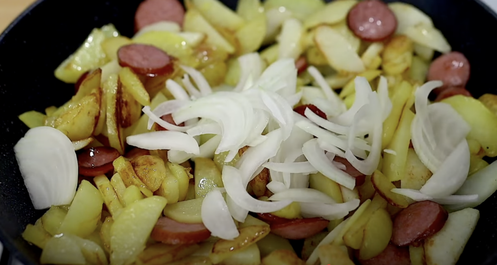 Smažené brambory s kabanosem, cibulí a voňavým koprem - jednoduchý recept na rychlý oběd nebo večeři