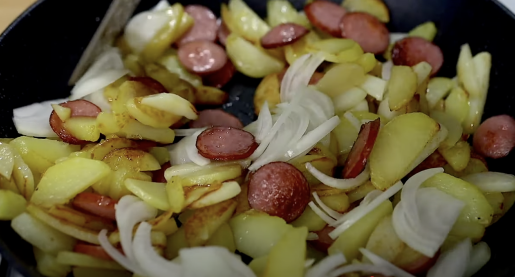 Smažené brambory s kabanosem, cibulí a voňavým koprem - jednoduchý recept na rychlý oběd nebo večeři
