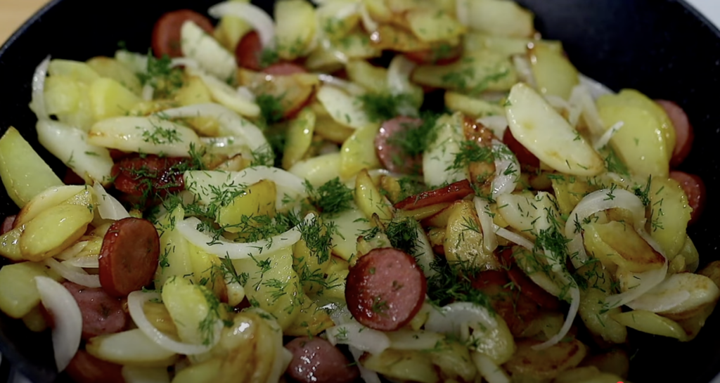 Smažené brambory s kabanosem, cibulí a voňavým koprem - jednoduchý recept na rychlý oběd nebo večeři