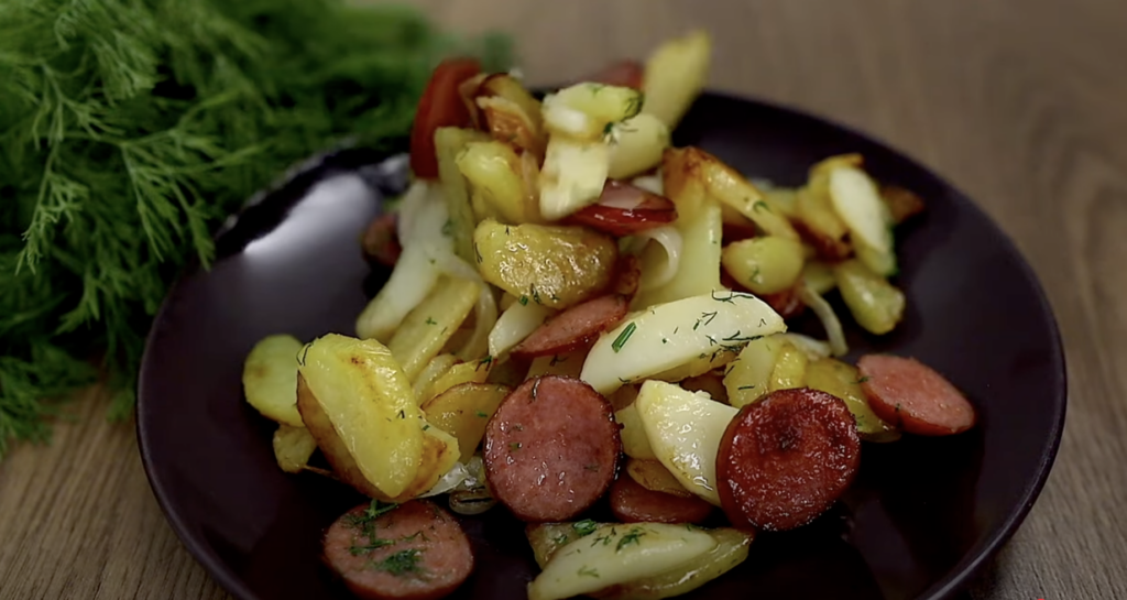 Smažené brambory s kabanosem, cibulí a voňavým koprem - jednoduchý recept na rychlý oběd nebo večeři