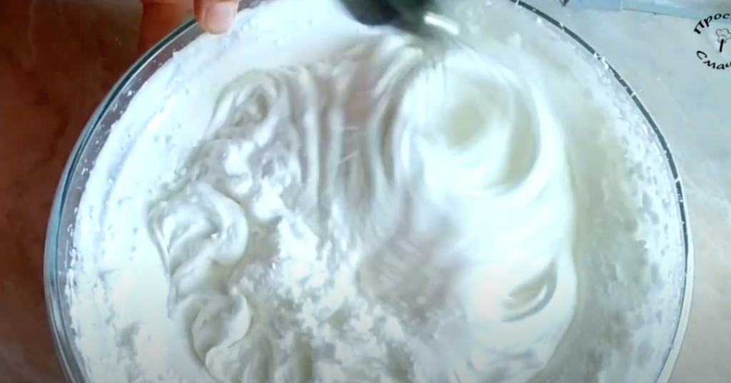 Borůvková pusinková roláda s tvarohovým krémem a mandlovými lupínky - lehoučká, křupavá, sametově krémová a svěží 