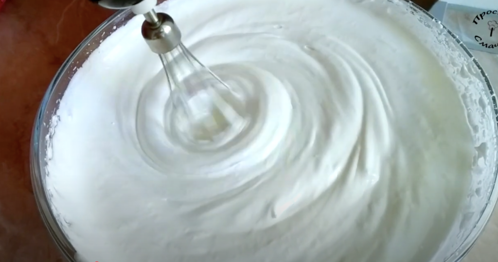 Borůvková pusinková roláda s tvarohovým krémem a mandlovými lupínky - lehoučká, křupavá, sametově krémová a svěží 