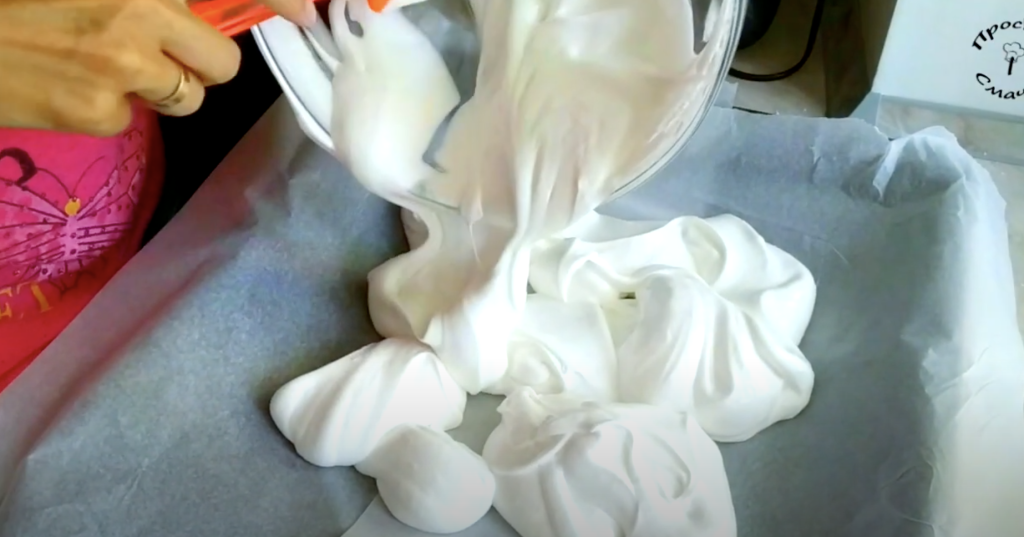 Borůvková pusinková roláda s tvarohovým krémem a mandlovými lupínky - lehoučká, křupavá, sametově krémová a svěží 