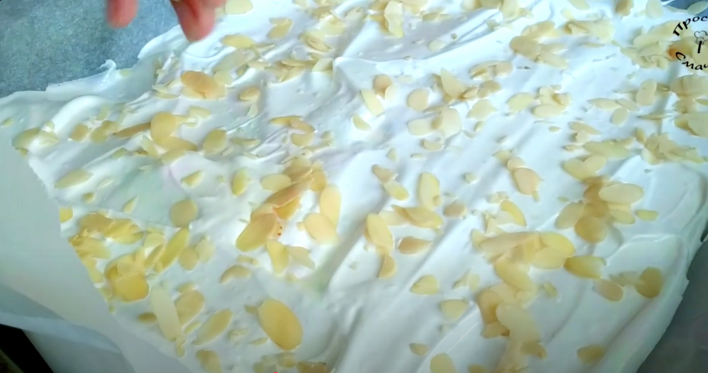 Borůvková pusinková roláda s tvarohovým krémem a mandlovými lupínky - lehoučká, křupavá, sametově krémová a svěží 