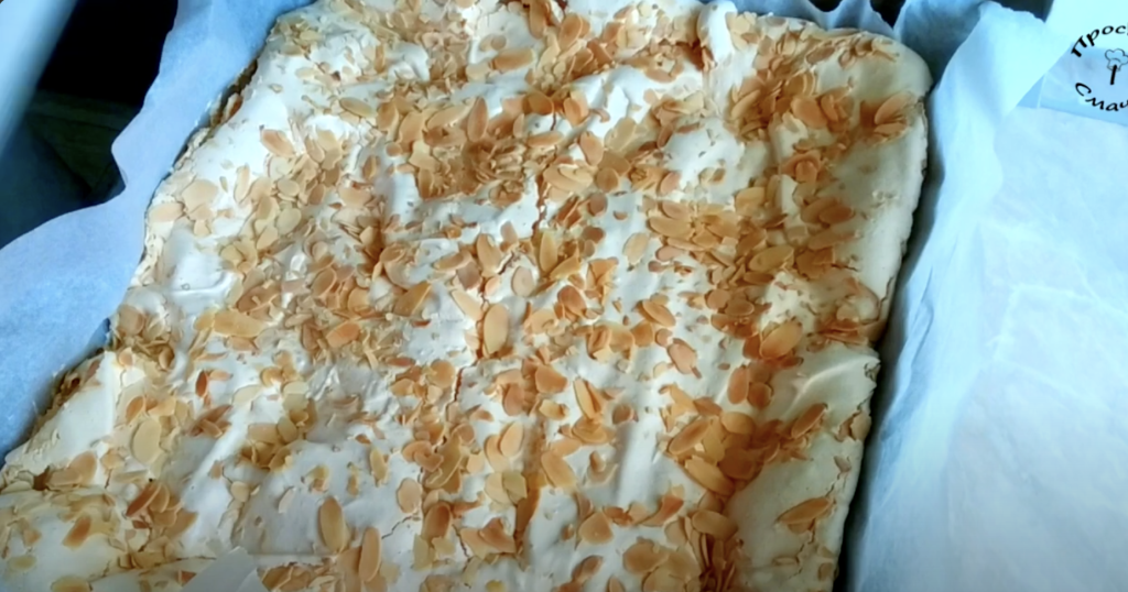 Borůvková pusinková roláda s tvarohovým krémem a mandlovými lupínky - lehoučká, křupavá, sametově krémová a svěží 