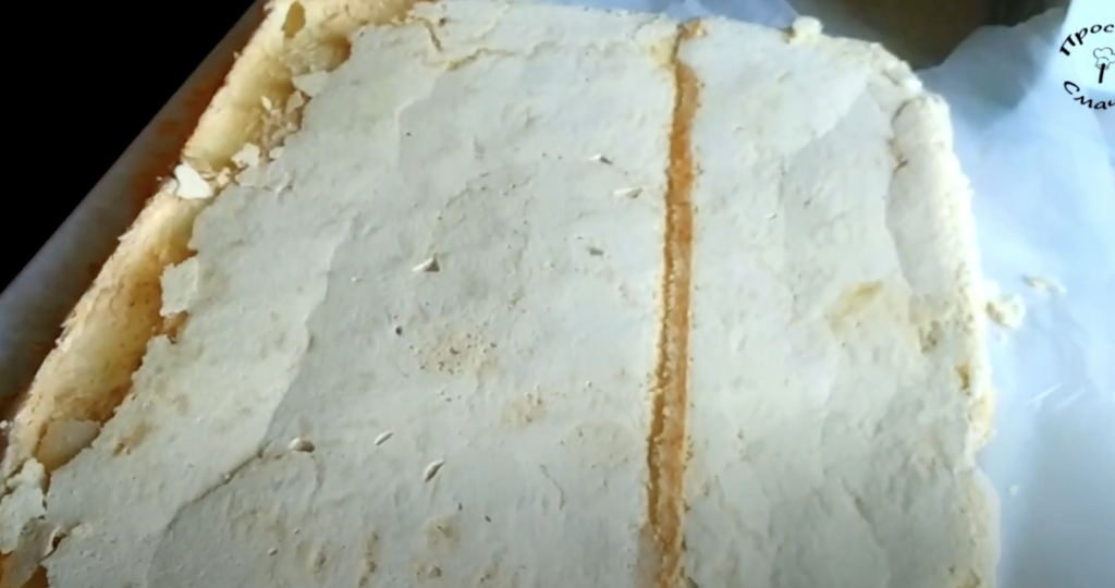 Borůvková pusinková roláda s tvarohovým krémem a mandlovými lupínky - lehoučká, křupavá, sametově krémová a svěží 