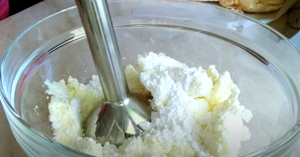 Borůvková pusinková roláda s tvarohovým krémem a mandlovými lupínky - lehoučká, křupavá, sametově krémová a svěží 