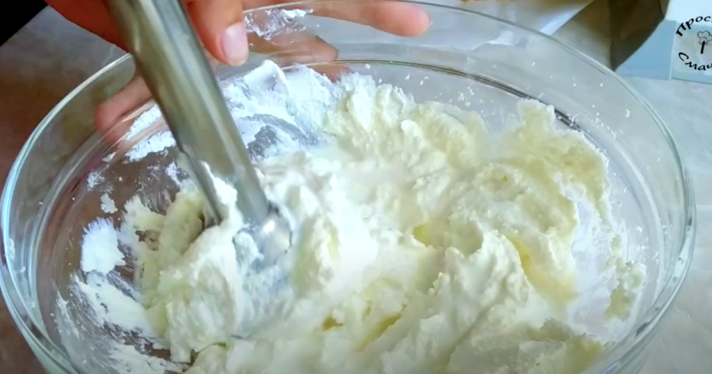 Borůvková pusinková roláda s tvarohovým krémem a mandlovými lupínky - lehoučká, křupavá, sametově krémová a svěží 