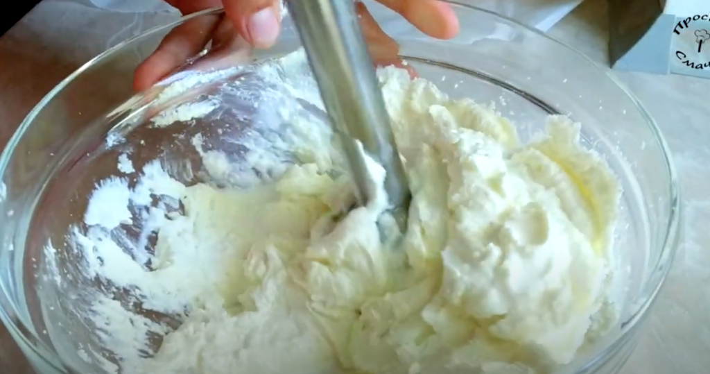 Borůvková pusinková roláda s tvarohovým krémem a mandlovými lupínky - lehoučká, křupavá, sametově krémová a svěží 