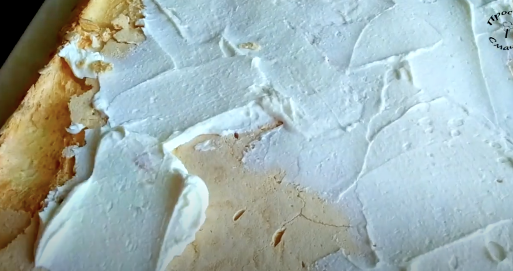 Borůvková pusinková roláda s tvarohovým krémem a mandlovými lupínky - lehoučká, křupavá, sametově krémová a svěží 