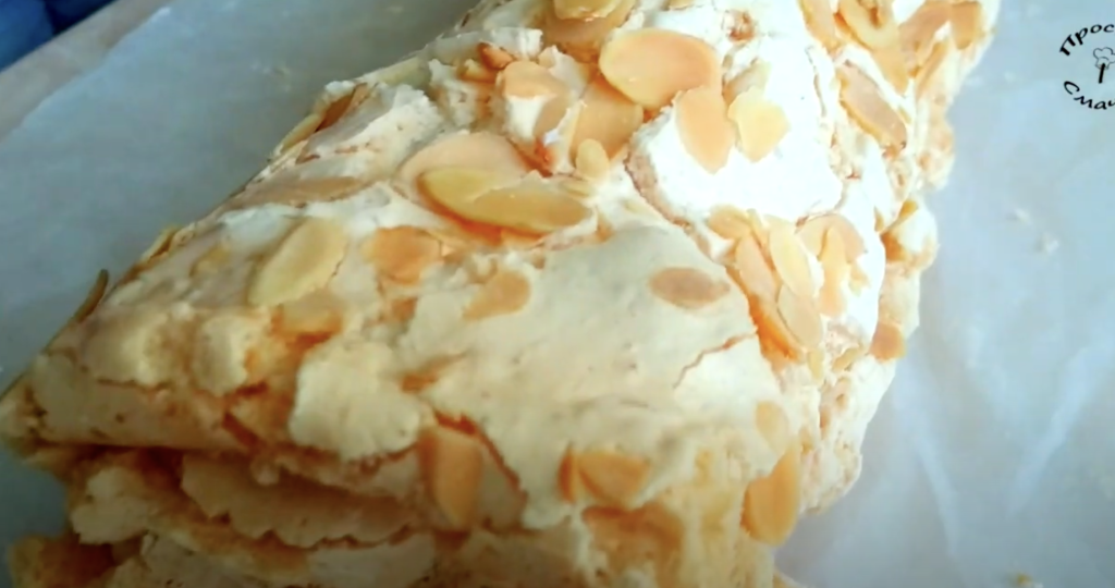 Borůvková pusinková roláda s tvarohovým krémem a mandlovými lupínky - lehoučká, křupavá, sametově krémová a svěží 