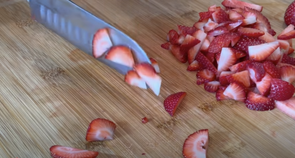 Nepečený jahodový dezert s mascarpone, šlehačkou a piškoty