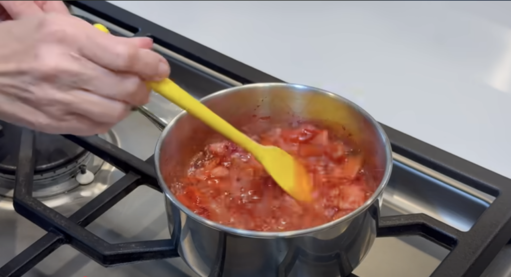 Nepečený jahodový dezert s mascarpone, šlehačkou a piškoty