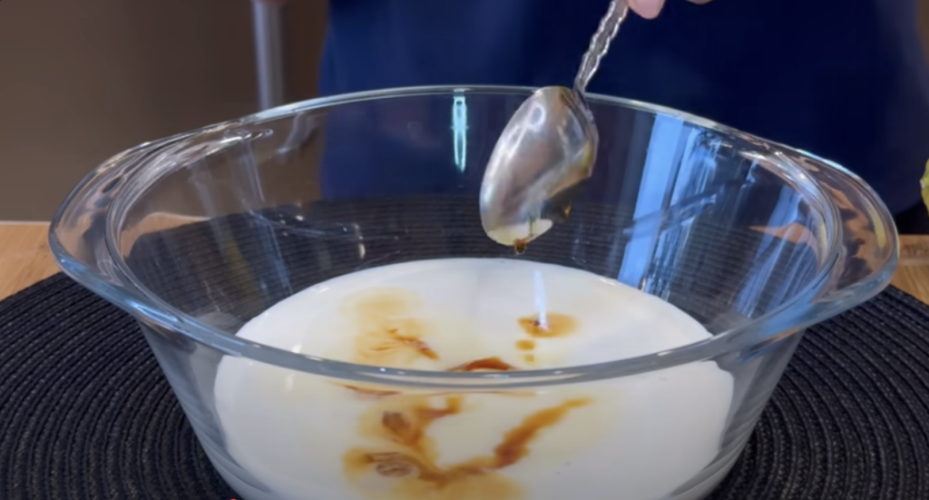 Nepečený jahodový dezert s mascarpone, šlehačkou a piškoty