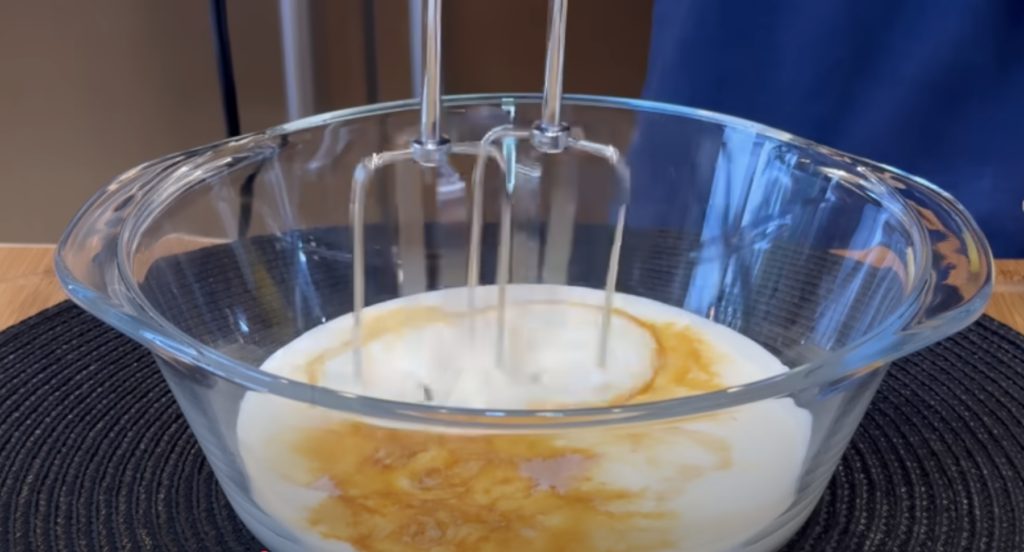 Nepečený jahodový dezert s mascarpone, šlehačkou a piškoty