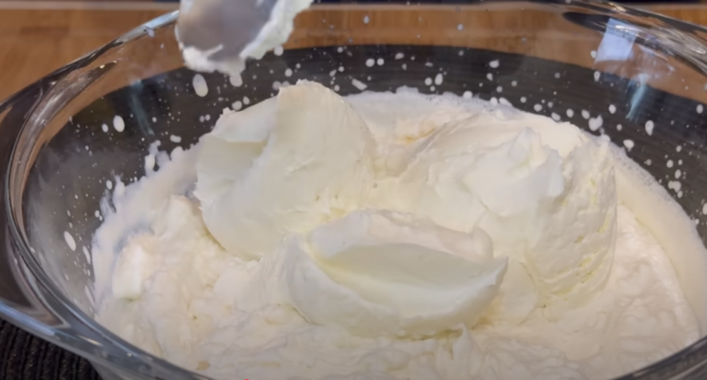 Nepečený jahodový dezert s mascarpone, šlehačkou a piškoty