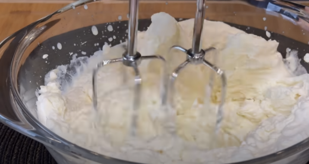 Nepečený jahodový dezert s mascarpone, šlehačkou a piškoty